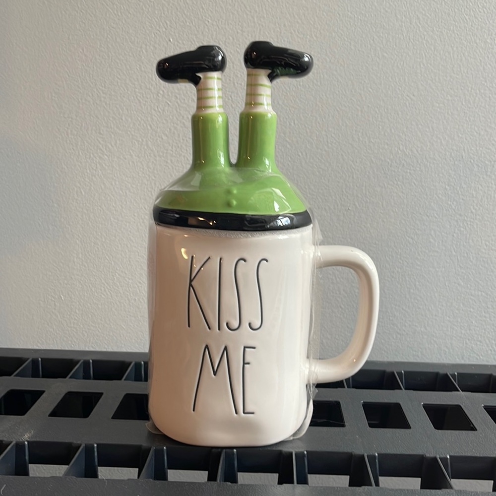 Rae Dunn - KISS ME - topper mug - Picture 1 of 3